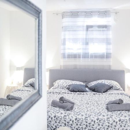 Modern Getaway Studio For Two Ровінь Екстер'єр фото