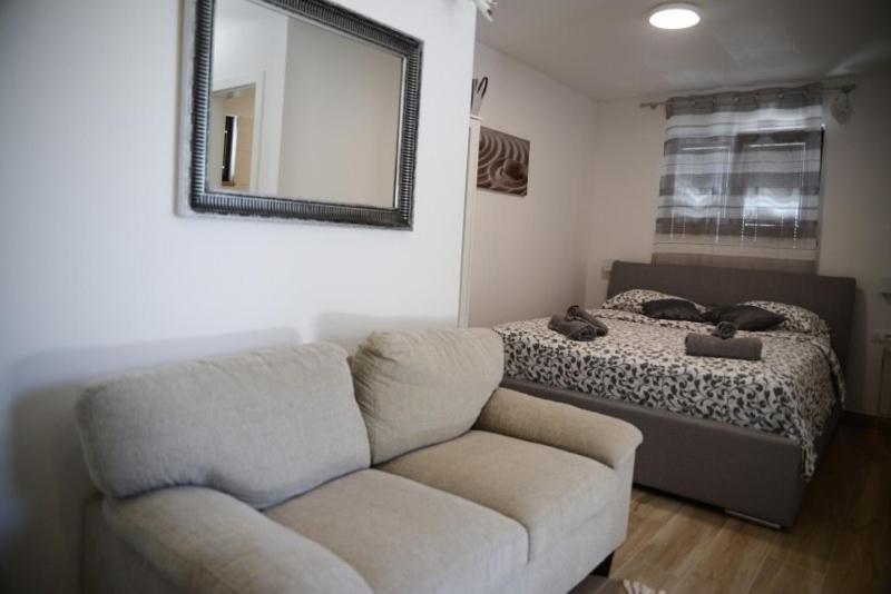 Modern Getaway Studio For Two Ровінь Екстер'єр фото