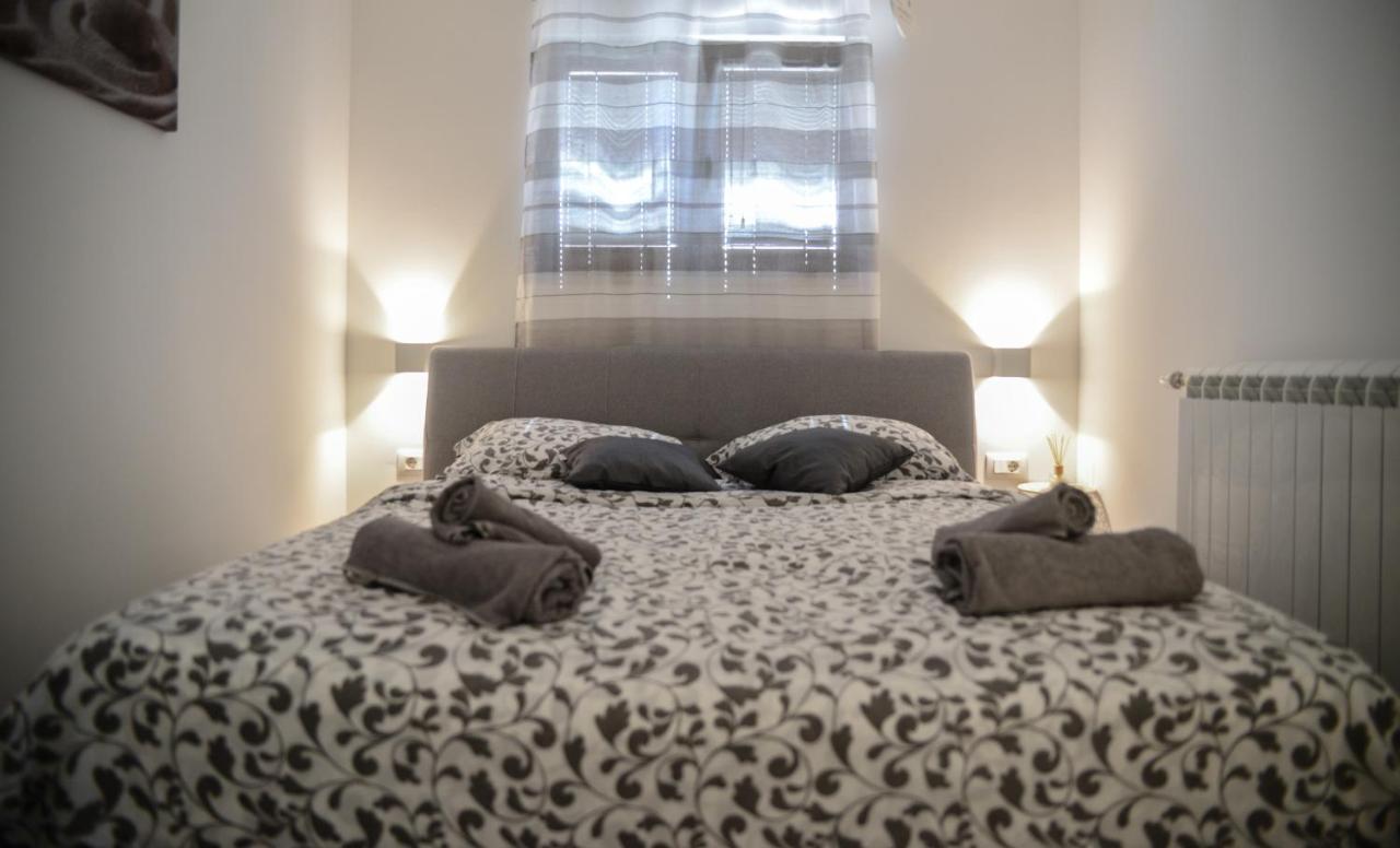 Modern Getaway Studio For Two Ровінь Екстер'єр фото