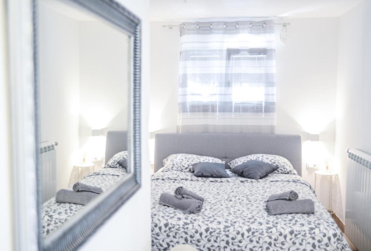 Modern Getaway Studio For Two Ровінь Екстер'єр фото