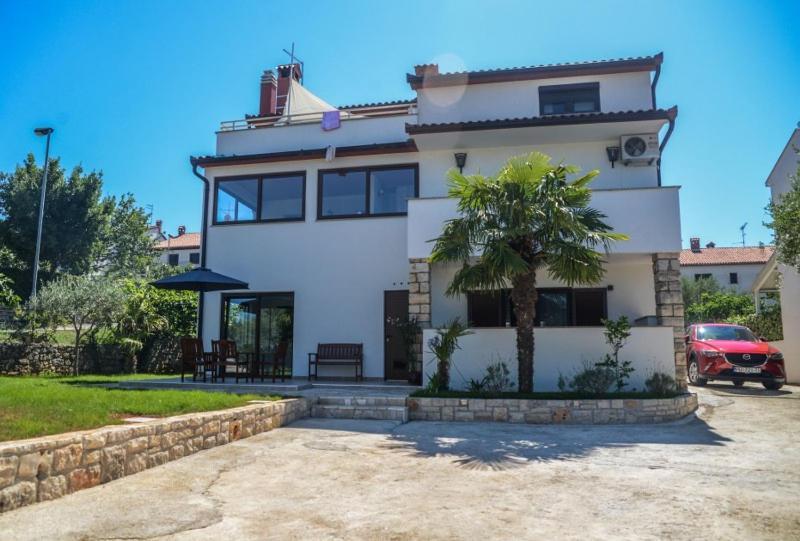 Modern Getaway Studio For Two Ровінь Екстер'єр фото